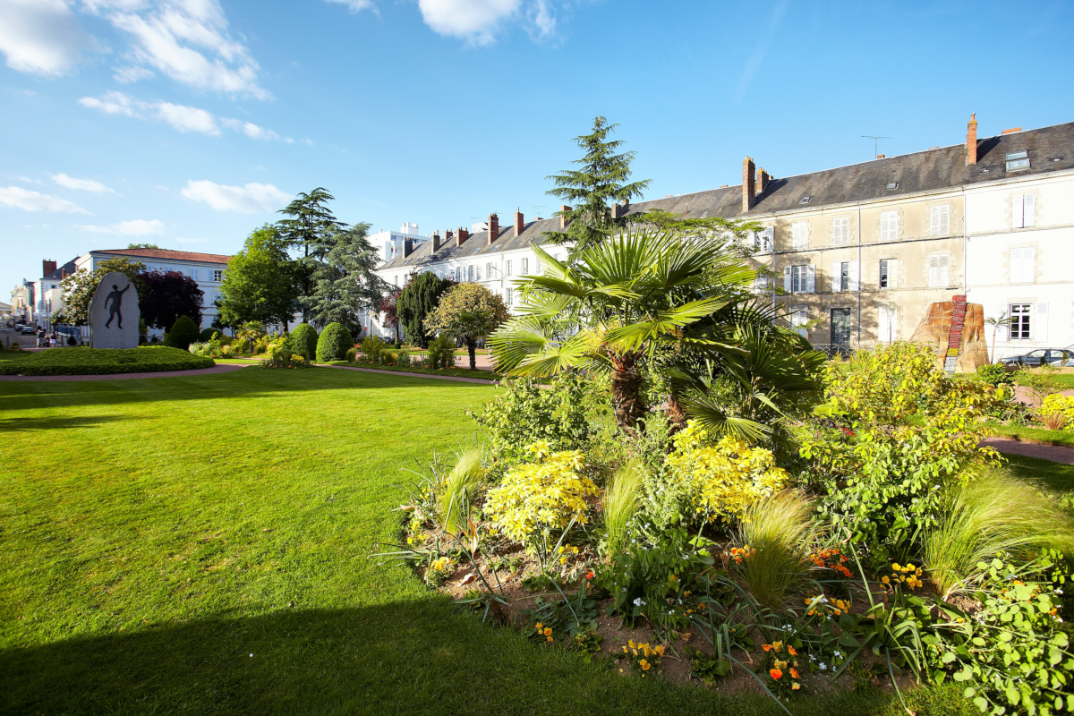 Job offers the appeal of mediumsized cities and the Atlantic France