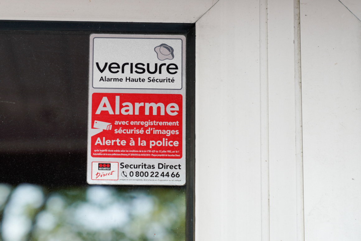 Verisure logo on a door - telesurveillance in Angers