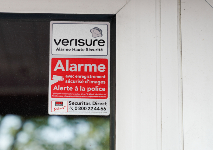 Verisure logo on a door - telesurveillance in Angers