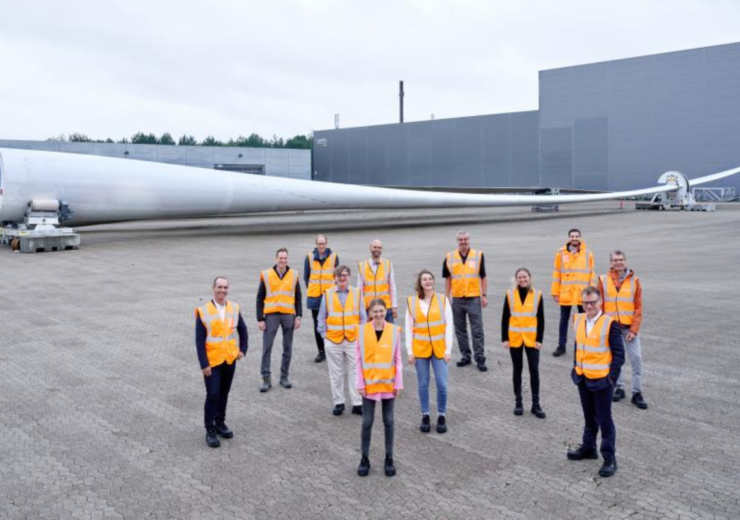 The second ZEBRA blade seen at LM Wind Powers Lunderskov facility alongside consortium leaders.