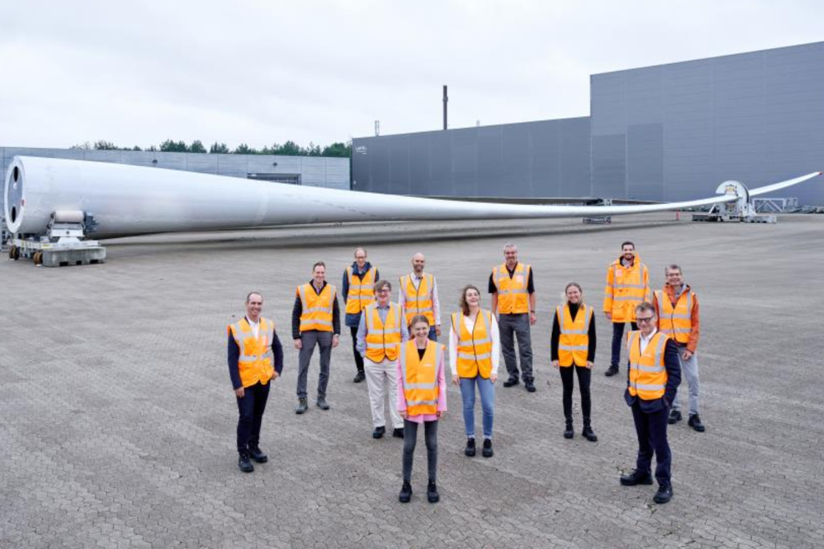 The second ZEBRA blade seen at LM Wind Powers Lunderskov facility alongside consortium leaders.